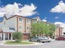 Days Inn & Suites by Wyndham Hutchinson