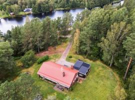 Villa Zinkgruvan Ferienhaus am See in Alleinlage, вилла в городе Zinkgruvan