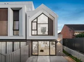 4 Bedrooms Home Ormond private Parkings