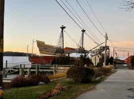 Historic Seaside Downtown Mystic Home Walk to Seaport