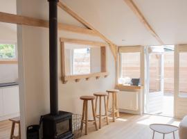 Westeindercabin, rustige locatie maar naast Amsterdam & Schiphol, מלון באלסמיר