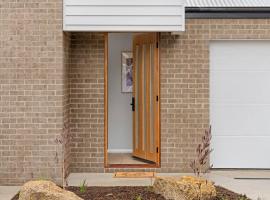 Central Studio in new townhouse, hotel in Beechworth