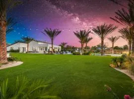 Palm Villa- Luxury 7 Bed, Pickleball, Volleyball, Golf