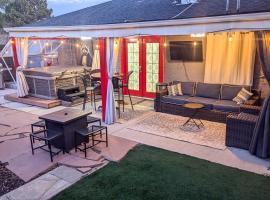 Viesnīca 2 Mi to Dtwn: Home w/ Hot Tub in Denver! pilsētā Vītridža