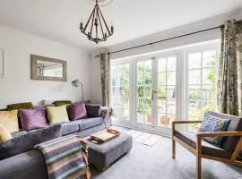 Spacious Stylish House,R/way Museum,Parking,Garden