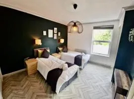 4 Bed House - Sleeps 8 - Garden - Parking - Wifi