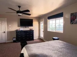 Tacit Shadow Resort Escape Dual Suite, Gym, Coffee Bar, Hot-Tub, Free Laundry, Food Available