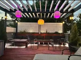 The Banksy-Free Parking -4 bedroom w King bed- Firepit Rooftop near United Center