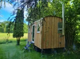 B&B Bauernhofferien auf Møn, Schäferwagen " DARK SKY"、Askebyのコテージ