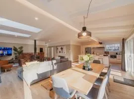 Galaxy 3BR Modern Home with Fireplace Outdoor Spa