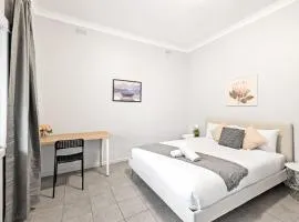 Rustic Queen Room - Conveniently Located - Shared Bathroom