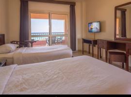 2 غرفة فندقية بقرية فنار دي لونا, hotel in Ain Sukhna