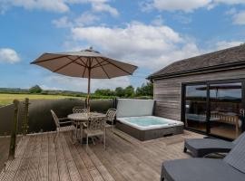 Tor Farm Lodges - Private Hot Tubs, Shared Seasonal Outdoor Pool, Dog Friendly, khách sạn có bồn tắm nóng ở Cheddar