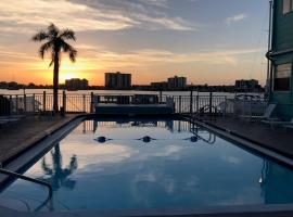 The Seashell Suite with Private Balcony and Walk to Beach, hotel v destinaci Clearwater Beach