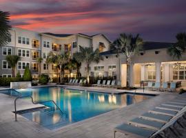 Gated Resort Style 2BR - KING Bed, Pool Views, SPA Hot Tub, Gym, WiFi, Wash & Dry, AC, Elevators, Starbucks, EV CHRG Station, Free Parking, Pets -- IDEAL FOR Medical, Business, Relocation, Long Stays - by Moffitt Cancer Ctr, USF, River Hills Country Club, hotel v destinaci Tampa