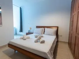 Cozy Bedroom, shared bathroom -Gzira