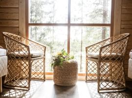 Forest Cabin Ainola next to Nuuksio National Park, in addition Hot Tub and Breakfast, מלון עם חניה בOtalampi