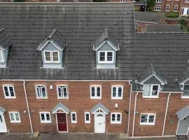 Modern 3BD Townhouse in Tamworth with Ensuite