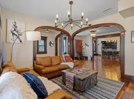 AC 9 BR 4BA Victorian Manor - 1 Block to Beach