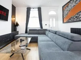 Midnight Manor, Stylish Home with Cinema Room & High-Speed Wi-Fi, Sleeps 6