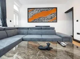 Midnight Manor, Stylish Home with Cinema Room & High-Speed Wi-Fi, Sleeps 6