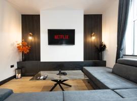 Midnight Manor High-Speed WiFi, Cinema Room & Sleeps 6 Modern Luxury Stay，位于利的酒店