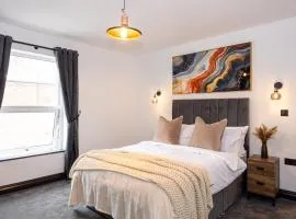 Midnight Manor-High Speed Wi-Fi-Cinema Room-Sleeps6