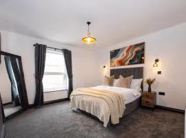 Midnight Manor, Stylish Home with Cinema Room & High-Speed Wi-Fi, Sleeps 6