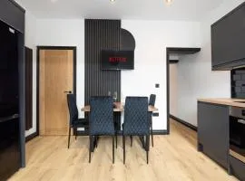 Midnight Manor, Leigh Home with Cinema Room & Fast Wi-Fi