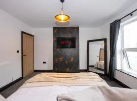 Midnight Manor, Stylish Home with Cinema Room & High-Speed Wi-Fi, Sleeps 6