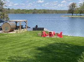St Lawrence Waterfront Home, strandhotel in Long Sault
