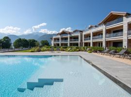 Lago Dorato Luxury Apartments - Lake Como View, hotel com piscina em Colico
