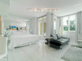 308S Beachy Blues Suite Studio, Pools, Jacuzzi, Beach, Shops, hotel em Boynton Beach
