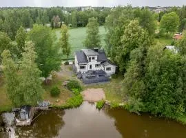 Villa Gaia! - Luxury villa with jacuzzi and beach close to trainstation 10 minutes from Tampere city! 1,5 hours to Helsinki