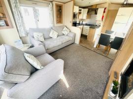 4 Sandringham, Patrington Haven, Hot Tub, Private garden & Parking, hotel in Patrington