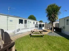 4 Sandringham, Patrington Haven, Hot Tub, Private garden & Parking