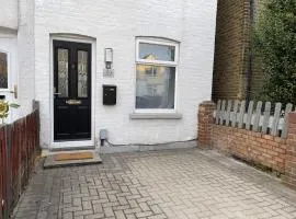 3 Bed House - Sleeps 5 - Garden - Parking - Wifi