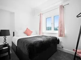Family Contractors 3 bed house free parking sleeps7