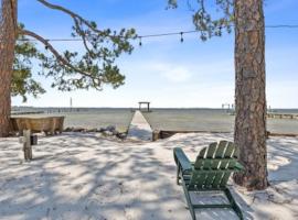Gorgeous! Petey's Place! Waterfront! Private Pool! Free Activities Included!, hotel in Mary Esther