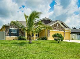 4 Mi to Golf Gem with Pool and Lanai in Cape Coral, Hotel in Matlacha