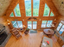 SUNDAY RIVER VIEWS!! Minutes from the mountain!, pet-friendly hotel in Newry