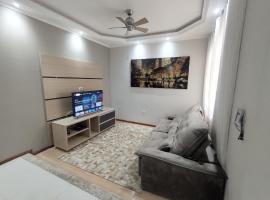 Casa com garagem, ar condicionado, sala tv e jantar, cozinha completa e lavanderia, khách sạn ở Taubaté