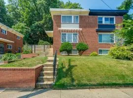 Arlington Townhome with Furnished Patio!
