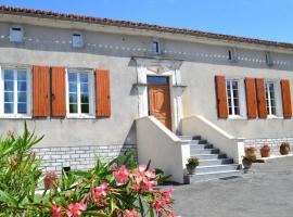 Charentaise rénovée avec jardin, à 20 min d'Angoulême - FR-1-653-90、Champagne-de-Blanzacのホテル