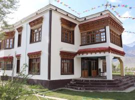 Hotel Tserap View, hotel v mestu Padam