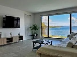 The Black Swan Lakehouse - waterfront pool