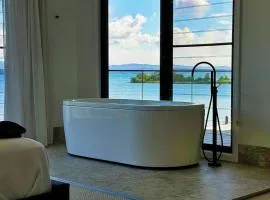 Tranquillity on the Lake, Absolute Lakefront With Pool
