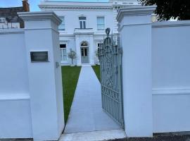 Double-Bed Bedroom, Living Room and Kitchenette, private Bathroom and Utility Room available at Willow House, Shepperton, hotell i Shepperton