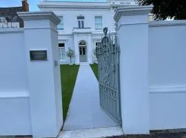 Double-Bed Bedroom, Living Room and Kitchenette, private Bathroom and Utility Room available at Willow House, Shepperton