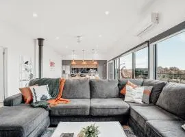 Luxurious Hobart Holiday Home with Stunning Bay Views - Affordable, Family-Friendly, and Stylish